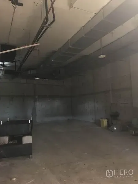 Retail Space for rent in Khlong Toei, Bangkok - Unfurnished retail shell with high ceilings, exposed ductwork and concrete floors in Khlong Toei, Bangkok.