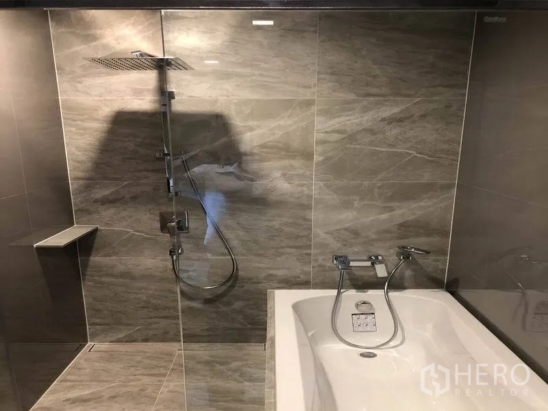คอนโด ให้เช่าในWatthana, Bangkok - ห้องน้ำหรูผนังลายหินอ่อน เทคชาวเวอร์แบบเรนชาวเวอร์ แยกอ่างอาบน้ำ