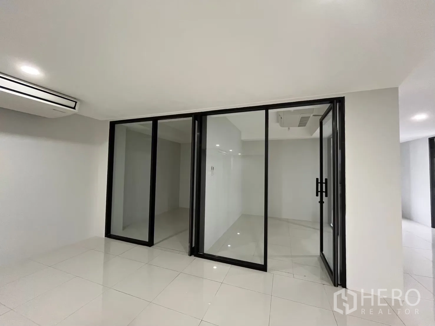 สำนักงาน ให้เช่าในPrawet, Bangkok - ห้องส่วนตัวผนังกระจก ประตูเลื่อน ภายในสำนักงานสมัยใหม่