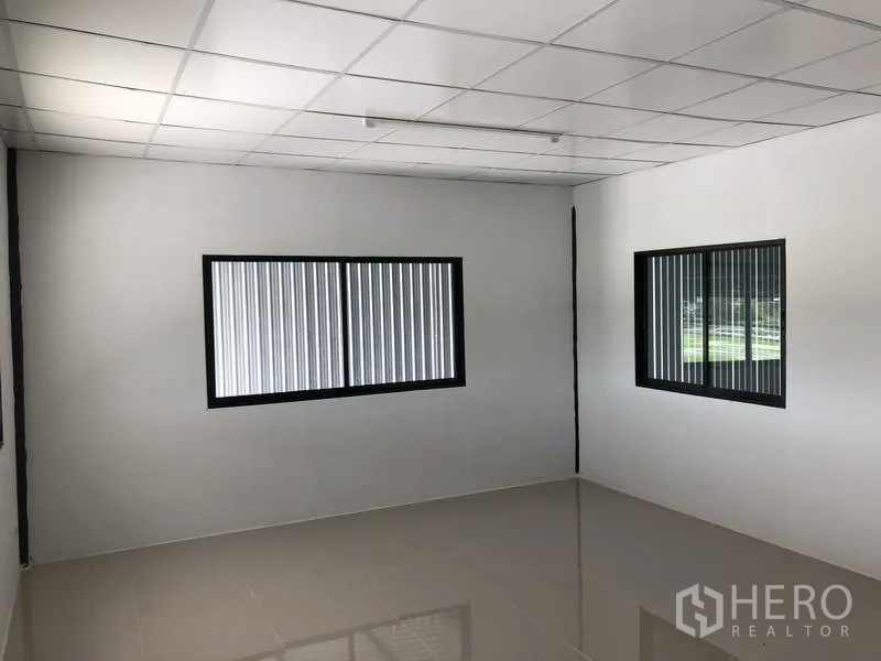 คลังสินค้า ให้เช่าในKhlong Luang, Pathum Thani - ห้องสำนักงานสว่าง พื้นกระเบื้อง ฝ้าฉาบเรียบ พร้อมหน้าต่างบานเลื่อน