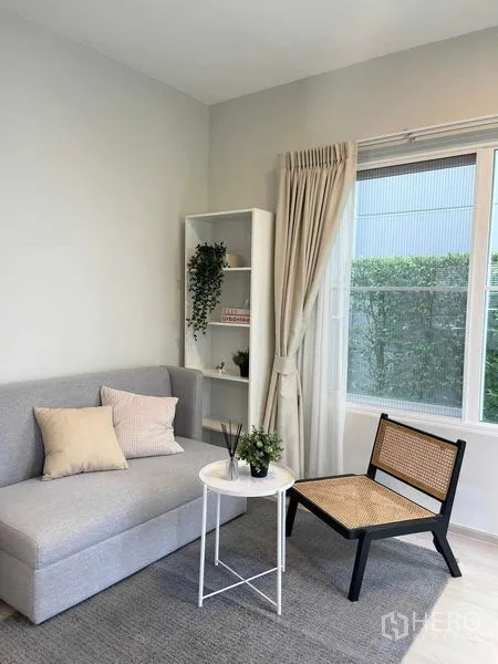 บ้าน ให้เช่าหรือขายในPrawet, Bangkok - มุมนั่งเล่นอบอุ่น โซฟา เก้าอี้เอนกประสงค์ โต๊ะกลมและชั้นหนังสือริมหน้าต่าง