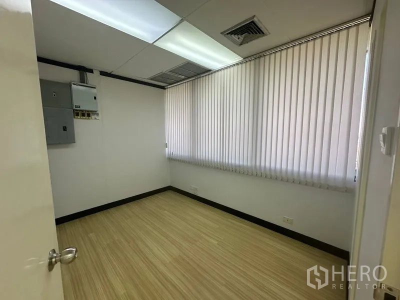 สำนักงาน ให้เช่าในYan Nawa, Bangkok - ออฟฟิศขนาดกะทัดรัด หน้าต่างบานยาว มู่ลี่ เพดานฝ้าพร้อมไฟ และตู้ไฟ