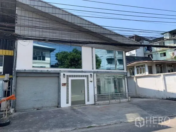 Warehouse for rent in Suan Luang, Bangkok - Street-facing warehouse with glass-fronted office and roller shutter in Suan Luang.