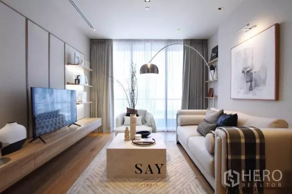 公寓 出租或出售在Khlong Toei, Bangkok - 客厅广角视图，电视柜与置物架，落地窗和木地板。