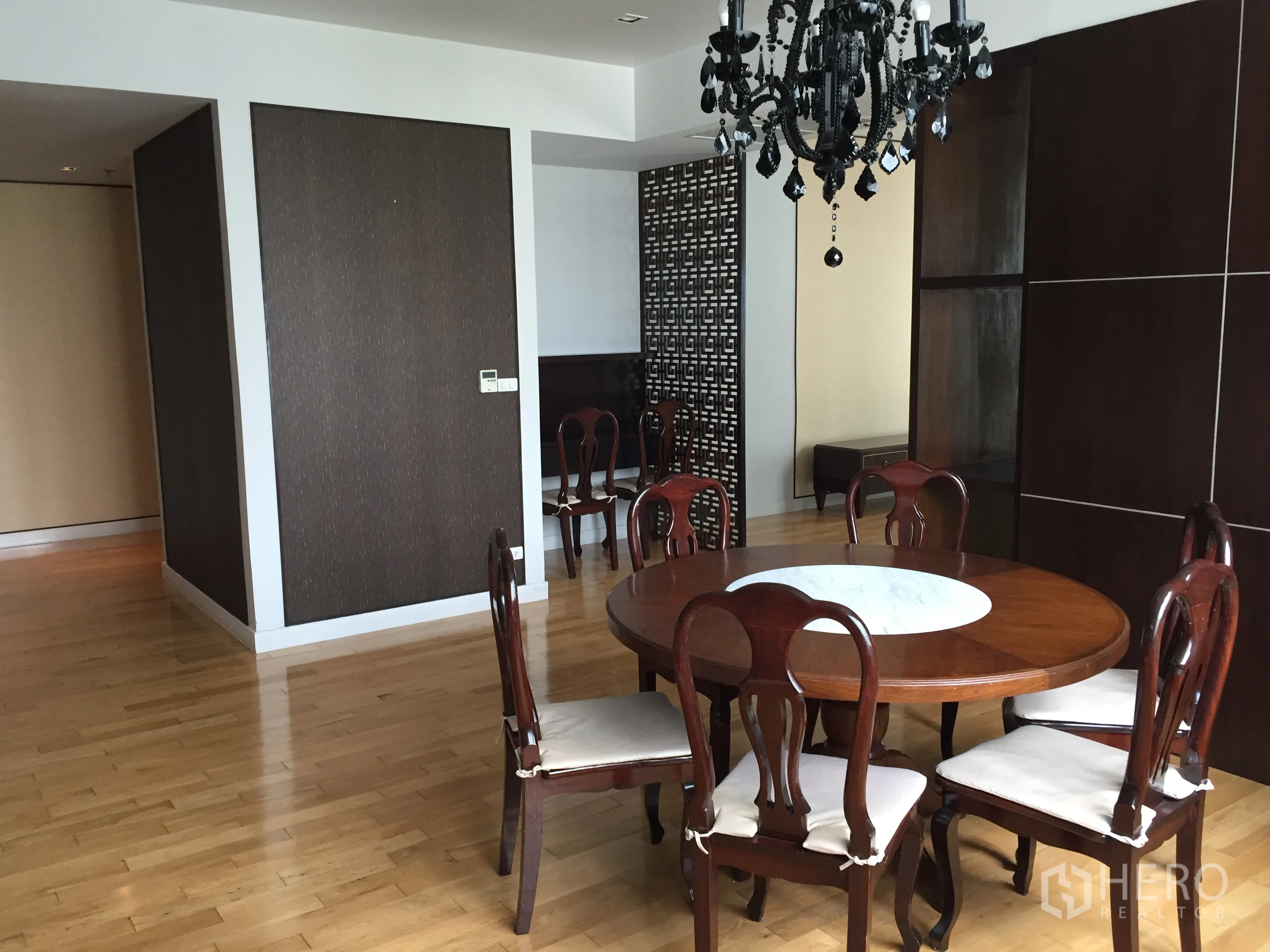 คอนโด ให้เช่าหรือขายในKhlong Toei, Bangkok - มุมรับประทานอาหาร โต๊ะไม้กลม 6 ที่นั่ง โคมแชนเดอเลียร์ และพื้นไม้โทนอุ่น