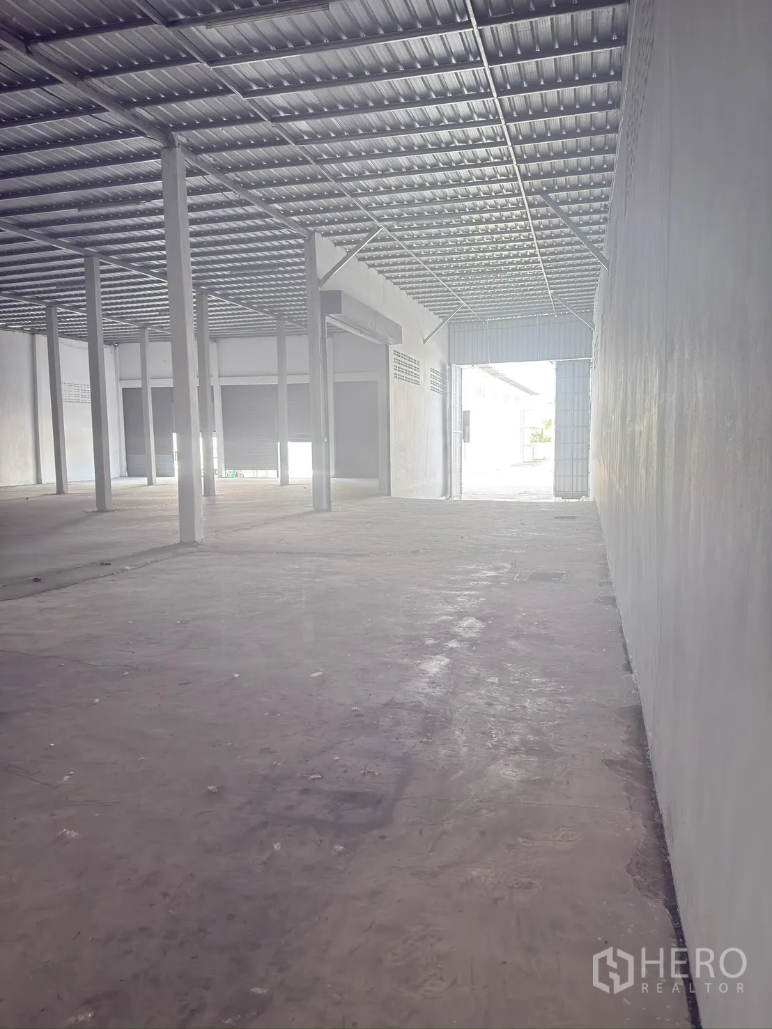 โกดัง for rent in Thawi Watthana, Bangkok - มุมมองจากภายในไปทางประตูทางเข้าและโซนโหลดสินค้า