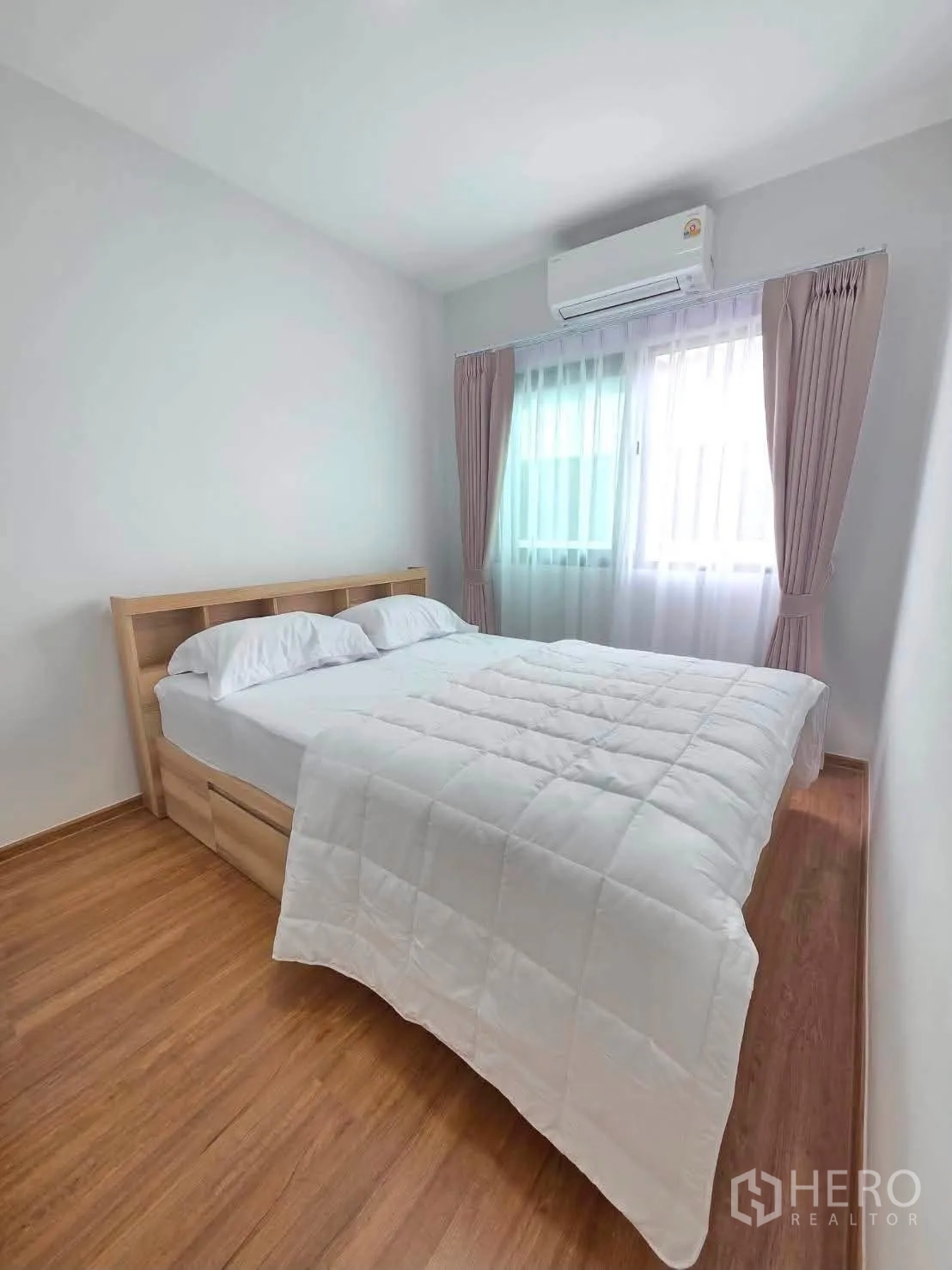 联排别墅 for rent in Bang Phli, Samut Prakan - 布置好的卧室，双人床与白色床品、窗帘。