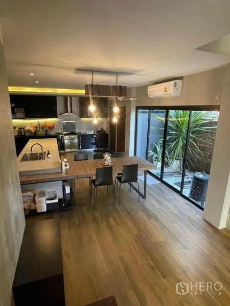 ทาวน์เฮาส์ ขายในBang Phli, Samut Prakan - มุมทานอาหารเชื่อมครัวไอส์แลนด์ ไฟแขวน และทางออกสู่สวนเล็ก.