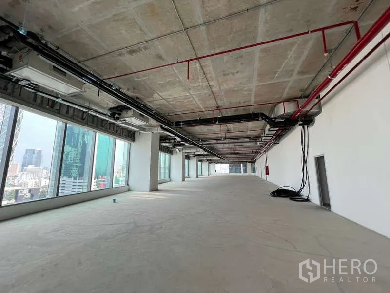 สำนักงาน ให้เช่าในPhaya Thai, Bangkok - พื้นสำนักงานยังไม่ตกแต่ง โชว์งานระบบและวิวเมืองรอบด้าน