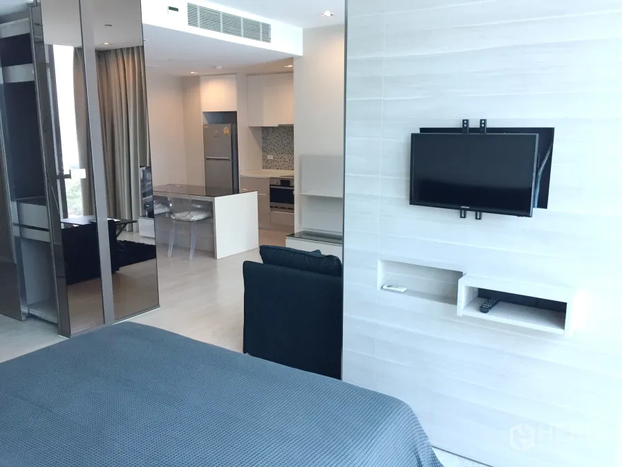 คอนโด ให้เช่าในWatthana, Bangkok - ภายในคอนโด 1 ห้องนอนสว่าง ติดทีวีผนัง กั้นกระจกเลื่อน เห็นครัวและมุมทานข้าว