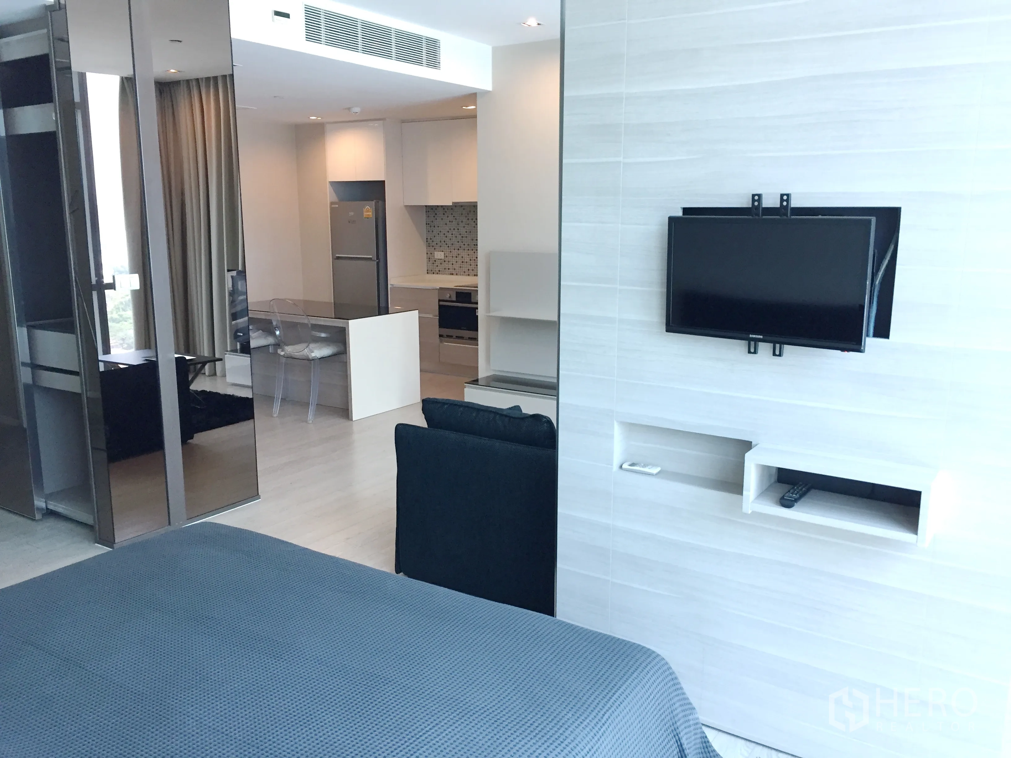 คอนโด ให้เช่าในWatthana, Bangkok - ภายในคอนโด 1 ห้องนอนสว่าง ติดทีวีผนัง กั้นกระจกเลื่อน เห็นครัวและมุมทานข้าว