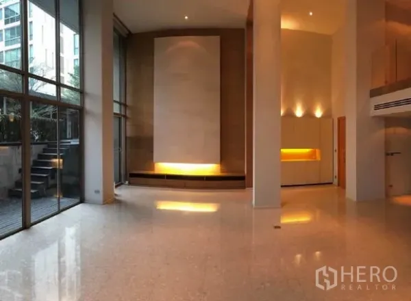 คอนโด ขายในKhlong Toei, Bangkok - ห้องนั่งเล่นสว่างไสว กระจกสูงจรดเพดาน ผนังตกแต่งไฟ และบันไดขึ้นสู่เทอเรซส่วนตัว