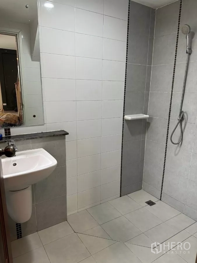 บ้าน ให้เช่าในSuan Luang, Bangkok - ห้องน้ำพร้อมส่วนอาบน้ำแบบวอล์คอิน ฝักบัว มือจับ และกระเบื้องโทนขาวเทา.