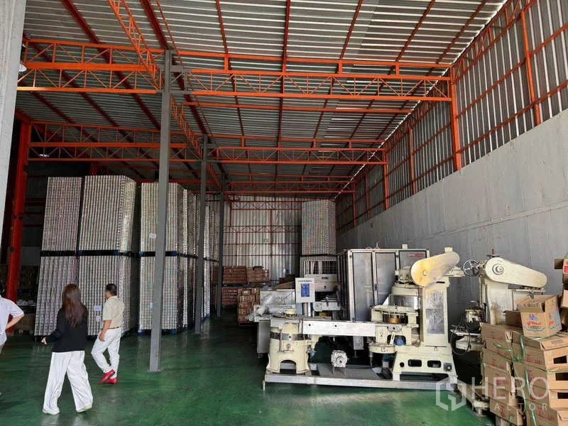 工厂 出售在Samut Prakan - 高位仓库，钢结构屋顶，托盘货物与工业设备。
