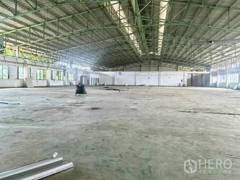 工厂 出售在Bang Phli, Samut Prakan - 大型仓库/生产车间内部，高钢架屋顶与两侧采光窗