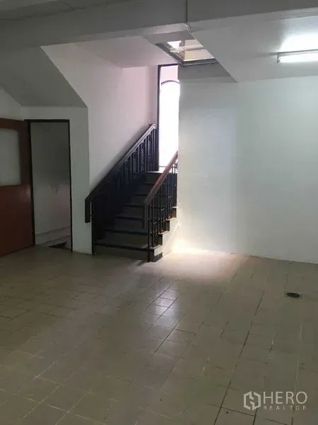 ทาวน์เฮาส์ ให้เช่าในPhra Khanong, Bangkok - พื้นที่ชั้นล่างปูกระเบื้องพร้อมบันไดราวเหล็กและแสงจากหน้าต่างแนวตั้ง