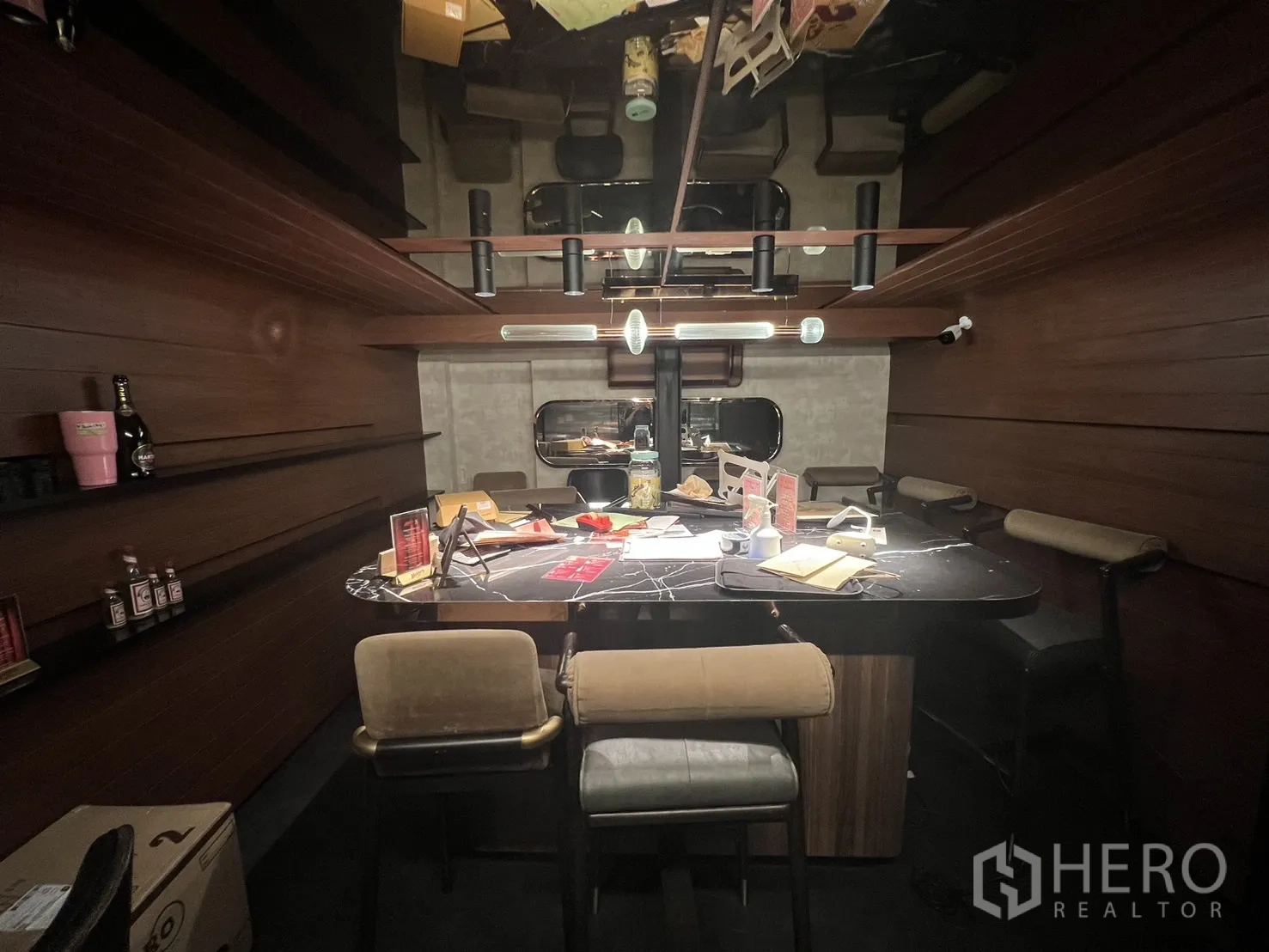 店屋 出租在Watthana, Bangkok - 私密包间，黑白大理石桌与木饰面墙