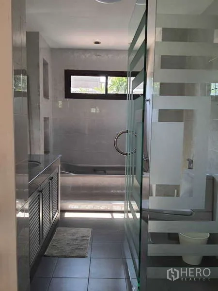 ทาวน์เฮาส์ ให้เช่าในKhlong Toei, Bangkok - ห้องน้ำพร้อมตู้กระจกกั้นอาบน้ำและอ่างอาบน้ำ