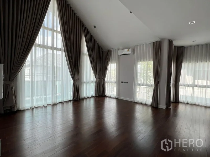 บ้าน ให้เช่าในBueng Kum, Bangkok - ห้องชั้นบนเพดานสูง ม่านเต็มความสูง และพื้นไม้โทนอุ่น