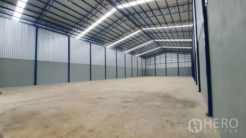 คลังสินค้า ให้เช่าในBang Kruai, Nonthaburi - ฮอลล์เก็บสินค้าแบบเปิดโล่ง เพดานสูง ผนังเมทัลชีทช่วยระบายอากาศ