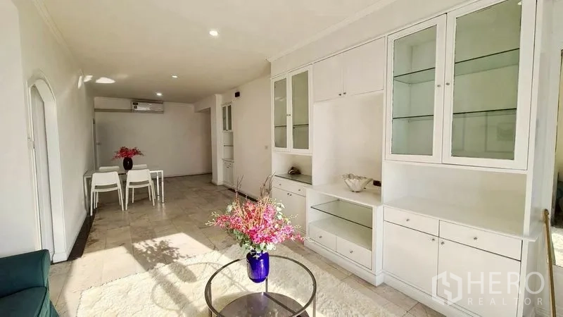Condominium for rent in Watthana, Bangkok - Living room cabinetry and dining set in a bright interior.