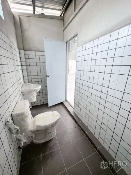 货栈 出租在Khlong Luang, Pathum Thani - 仓库内全新瓷砖卫生间，配两套坐便器。