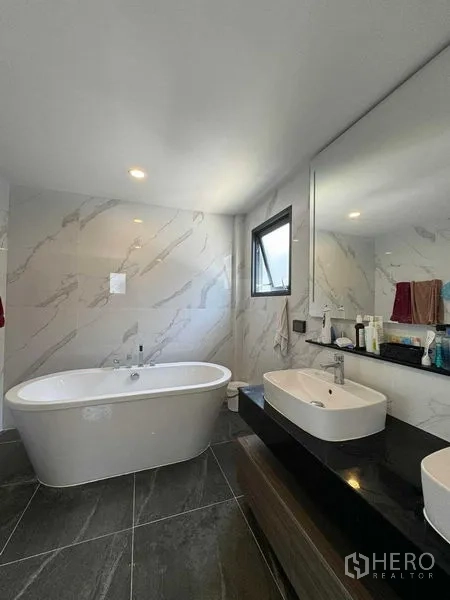 บ้าน ให้เช่าหรือขายในBang Na, Bangkok - ห้องน้ำสมัยใหม่ อ่างอาบน้ำลอยตัว กระจกบานใหญ่ และผนังลายหินอ่อน