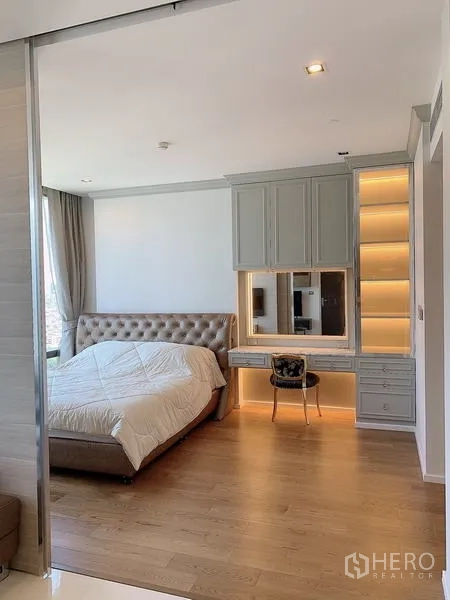 公寓 出售 - 卧室视角，软包床与带灯内置书桌一览。