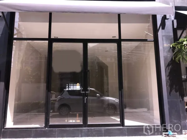 พื้นที่ขายปลีก ให้เช่าในPhra Khanong, Bangkok - หน้าร้านกระจกเต็มผนังพร้อมกันสาด พื้นที่ค้าปลีกว่างภายในพร้อมตกแต่ง