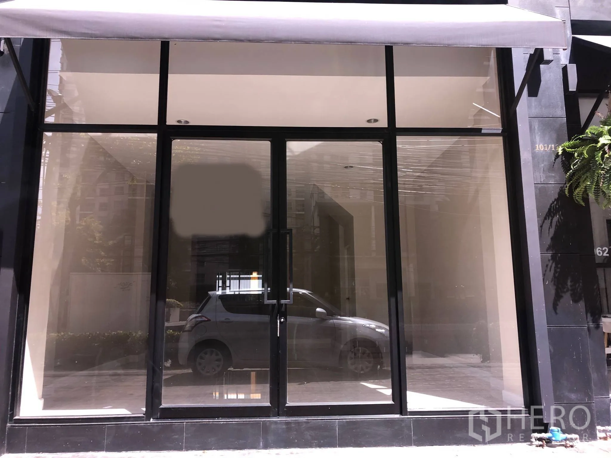 พื้นที่ขายปลีก ให้เช่าในPhra Khanong, Bangkok - หน้าร้านกระจกเต็มผนังพร้อมกันสาด พื้นที่ค้าปลีกว่างภายในพร้อมตกแต่ง