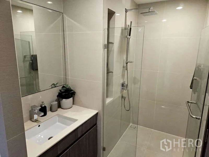 คอนโด ให้เช่าในBang Na, Bangkok - ห้องน้ำที่สองพร้อมเรนชาวเวอร์และอ่างล้างหน้าขนาดกะทัดรัด