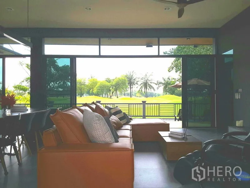 บ้าน ให้เช่าหรือขายในLam Luk Ka, Pathum Thani - โถงรับแขกกว้าง กระจกพาโนรามามองเห็นสนามกอล์ฟสีเขียว