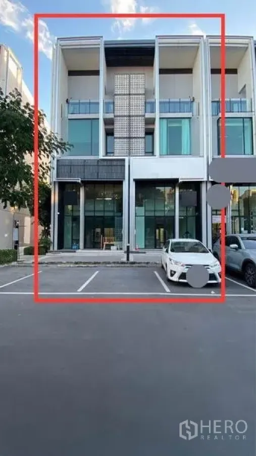 零售空间 出售在Bang Na, Bangkok - 现代三层商住式建筑外立面，门前设停车位。
