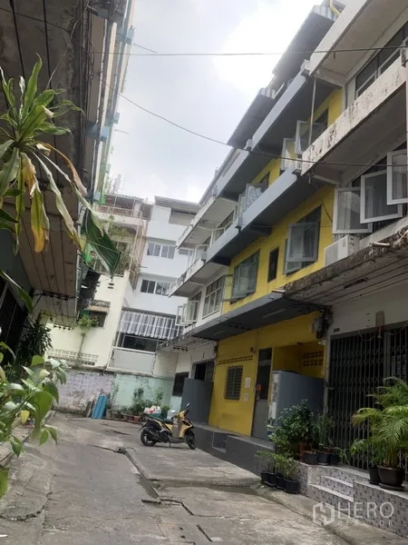 อพาร์ทเมนท์ ขายในWatthana, Bangkok - ด้านข้างอาคารและตึกใกล้เคียงในซอยแคบ พร้อมคอมเพรสเซอร์แอร์