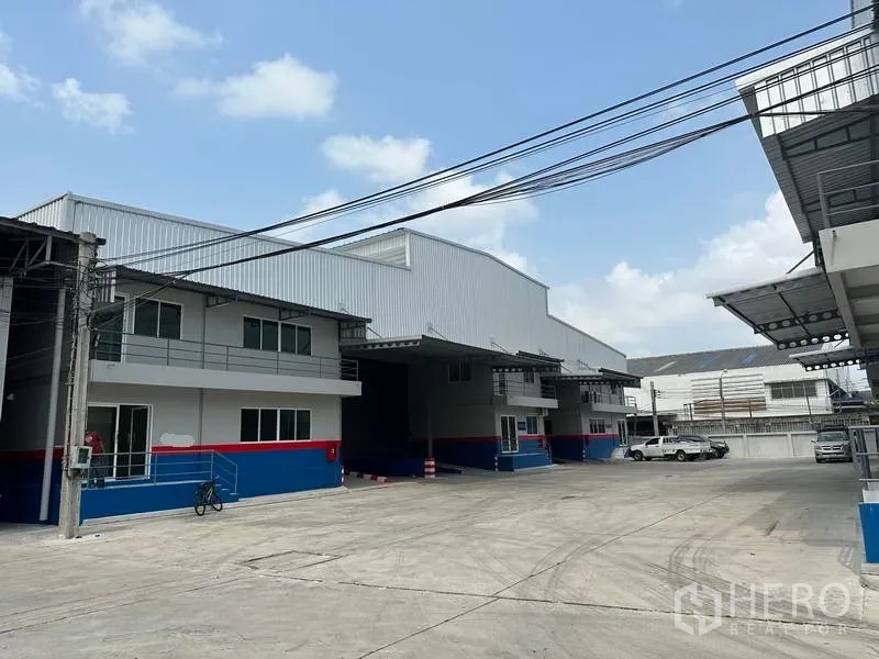 คลังสินค้า ให้เช่าในSamut Prakan - แถวคลังสินค้าในโครงการพร้อมทางวิ่งรถบรรทุกและที่จอดรถ