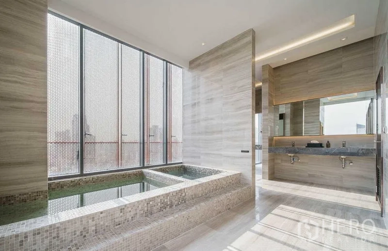 公寓 出售在Ratchathewi, Bangkok - 日式温泉风格的水疗区，马赛克泡池与通高落地窗。