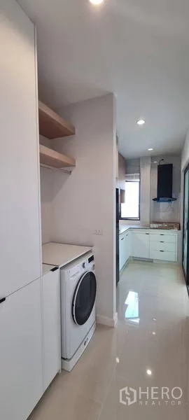 บ้าน ให้เช่าในSaphan Sung, Bangkok - โซนครัวและซักรีดพร้อมเครื่องซักผ้าและตู้เก็บของ