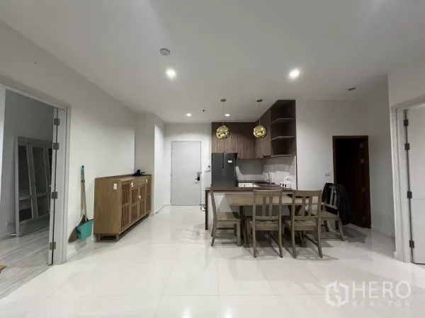 คอนโด ให้เช่าในBang Kapi, Bangkok - พื้นที่ครัวและทานอาหารแบบเปิด ตู้ไม้และโคมเพดาน