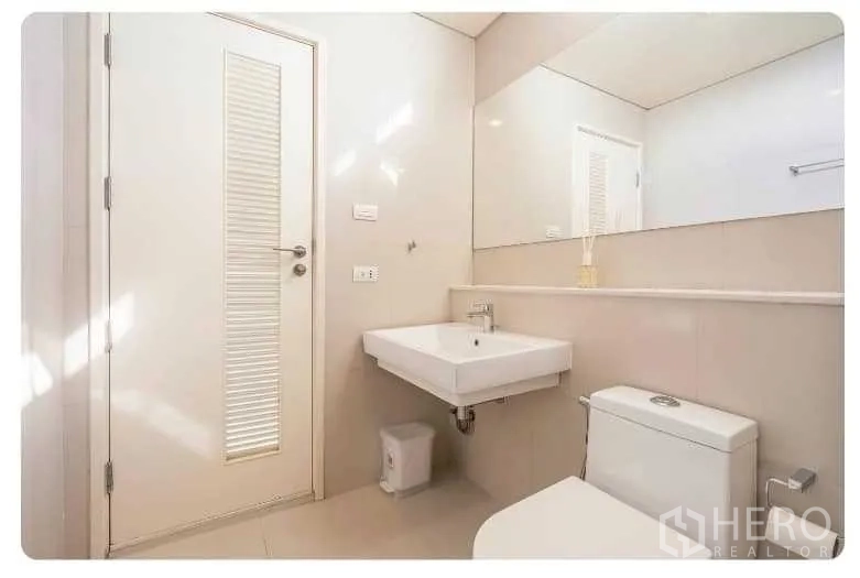 公寓 出售在Watthana, Bangkok - 洁净浴室，设大镜、台盆与马桶