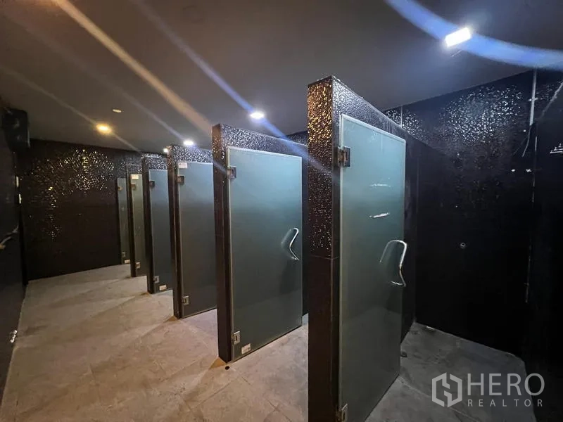 โชว์รูม ให้เช่าในMueang Samut Prakan, Samut Prakan - แถวห้องอาบน้ำ/สุขาพร้อมประตูกระจกฝ้าและพื้นกระเบื้อง