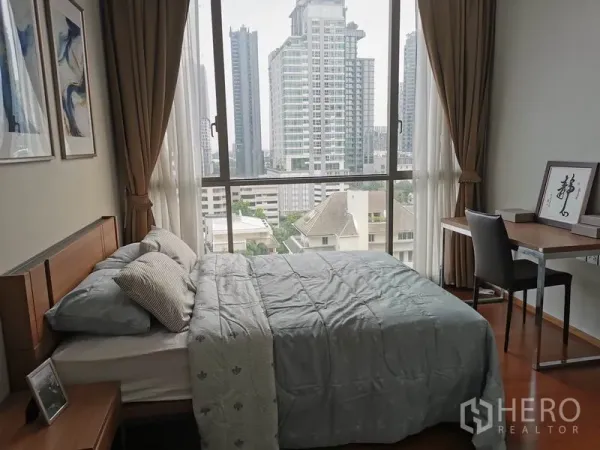 公寓 出租在Watthana, Bangkok - 次卧设床与书桌，对望落地窗与曼谷天际线。