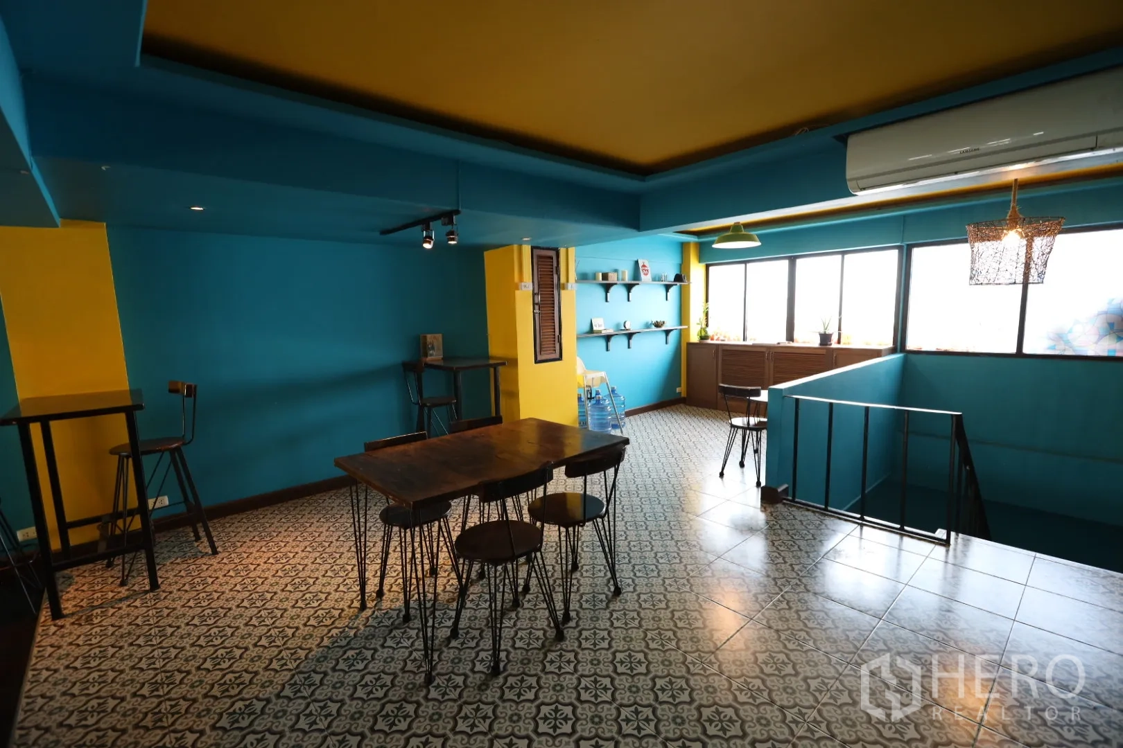 店屋 出租或出售在Khlong Toei, Bangkok - 明亮二层，大窗、置物架与空调