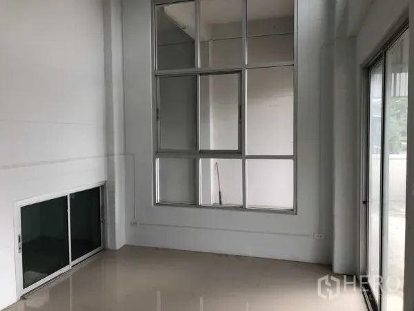 联排别墅 出售在Bang Bua Thong, Nonthaburi - 明亮的办公前厅，超大全铝窗与推拉玻璃门。