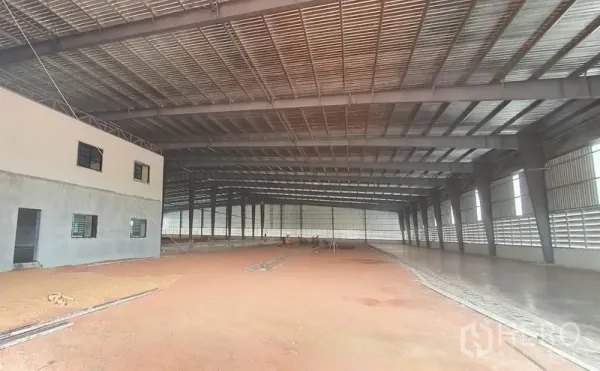 คลังสินค้า ให้เช่าในMueang Samut Sakhon, Samut Sakhon - ภายในโกดังโปร่งเพดานสูง โครงเหล็ก ผนังระบายอากาศ พื้นกำลังปรับปรุง