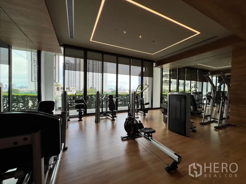 คอนโด ขาย - ห้องฟิตเนสอุปกรณ์ครบ มีกระจกบานใหญ่เห็นวิวสกายไลน์เมือง