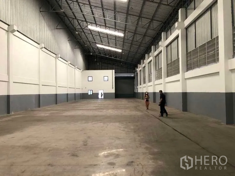Factory for rent or sale in Bang Phli, Samut Prakan - Expansive warehouse bay with high roof, bright lighting and polished concrete floor.