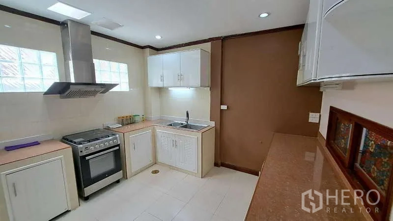 ทาวน์เฮาส์ ให้เช่าในWatthana, Bangkok - อีกมุมของครัว ช่องแสงบล็อกแก้ว และตู้เก็บของเหนือศีรษะ