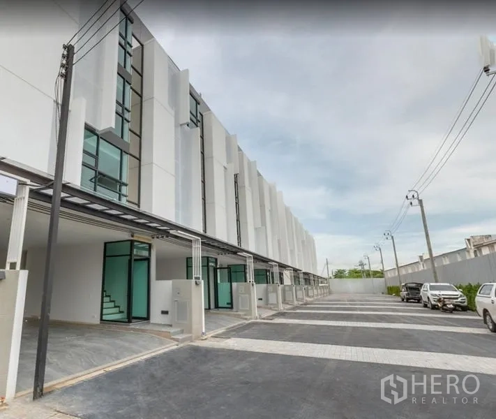 สำนักงานที่บ้าน ให้เช่าในBang Khen, Bangkok - แถวโฮมออฟฟิศสมัยใหม่ในบางเขน พร้อมถนนกว้างและหน้าต่างกระจกสูง