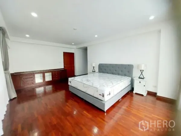 คอนโด ให้เช่าในWatthana, Bangkok - ห้องนอนกว้าง เตียงบุผ้า โต๊ะข้าง ตู้บิวท์อิน และพื้นไม้เงางาม