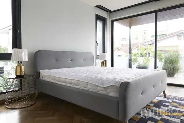 ทาวน์เฮาส์ ขายในWatthana, Bangkok - ห้องนอนมุมกระจกสองด้าน พื้นปาร์เกต์และทางออกสู่เทอเรซ